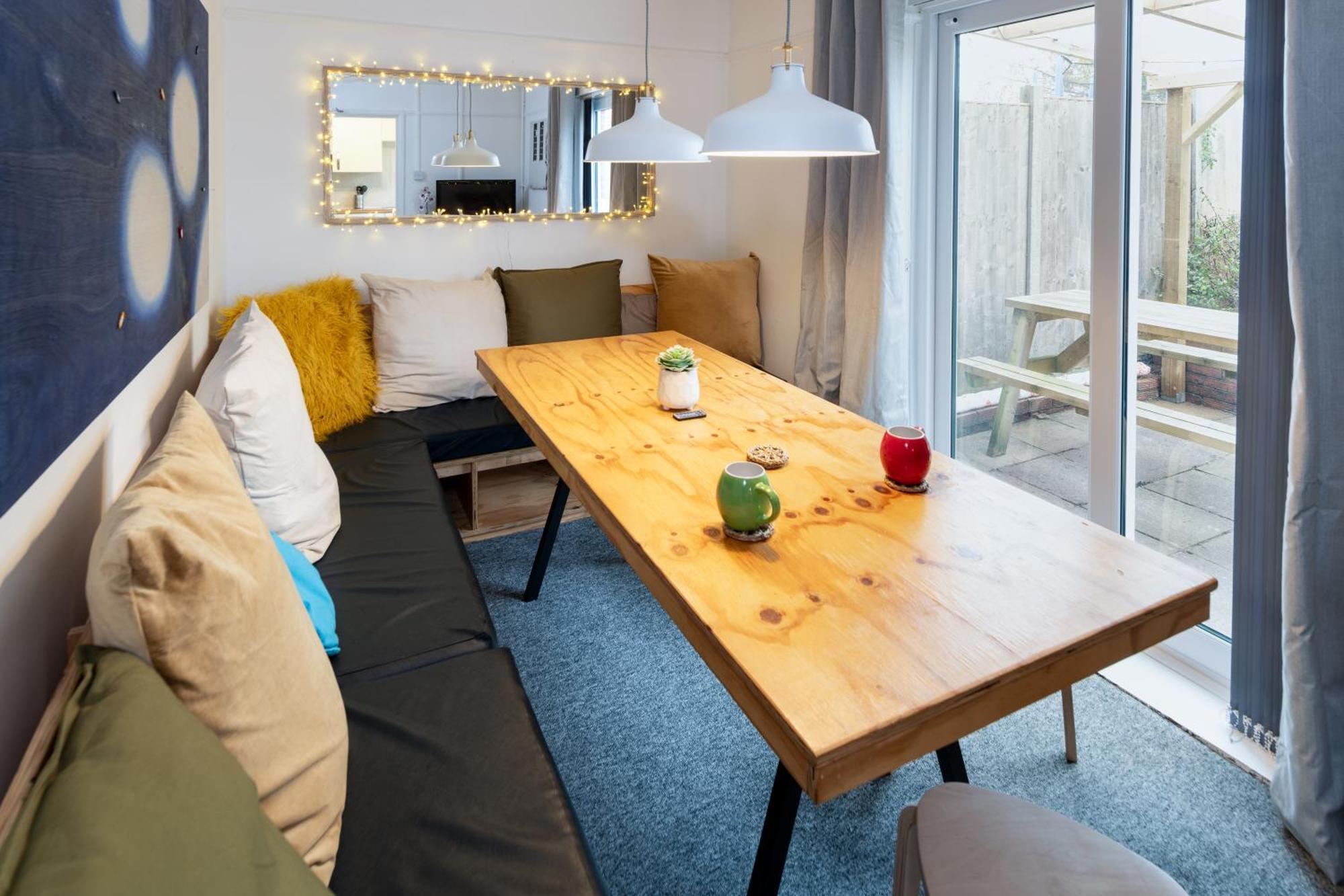 Brett - Horfield - Away From - Sleeps 7 Bristol
